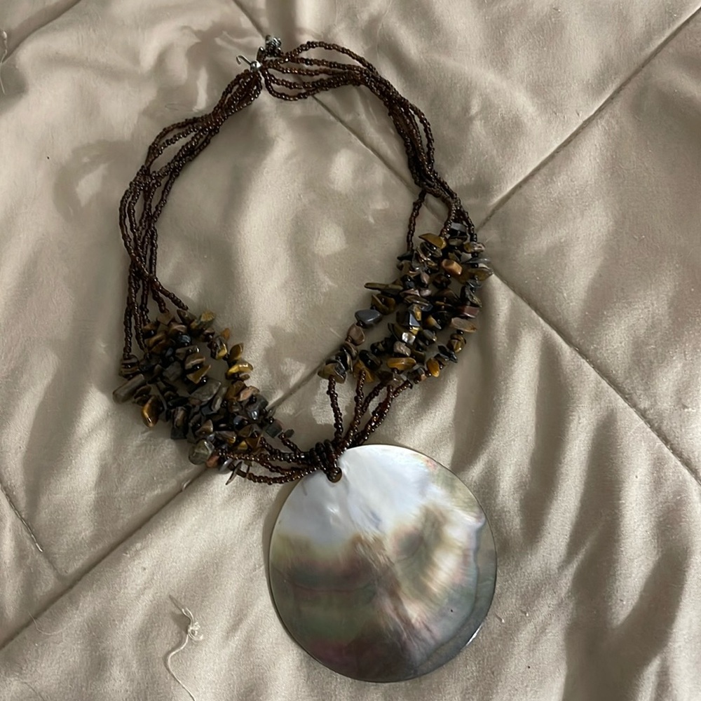 Women’s choker large shell necklace